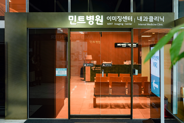 이미징내과클리닉 출입구 1.png